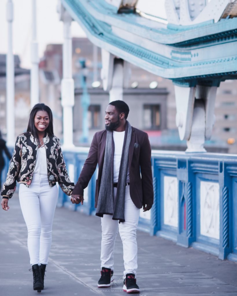 engagement shoot on London bridge