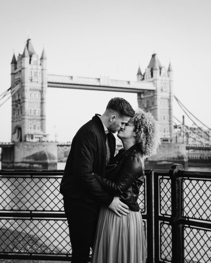 Couple shoot Tower Bridge London