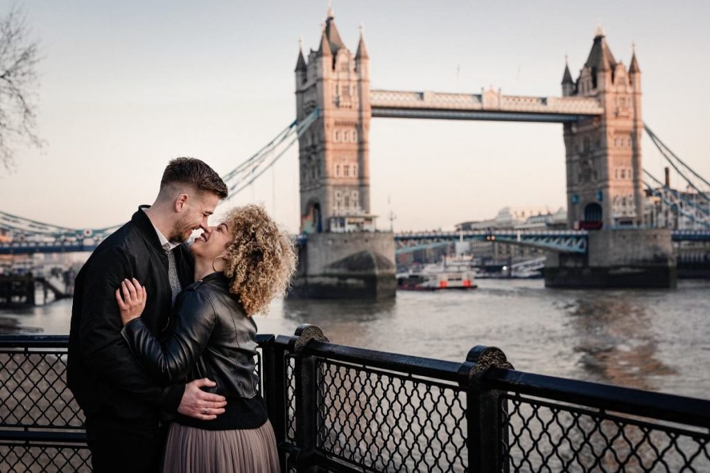 Couple shoot Tower Bridge