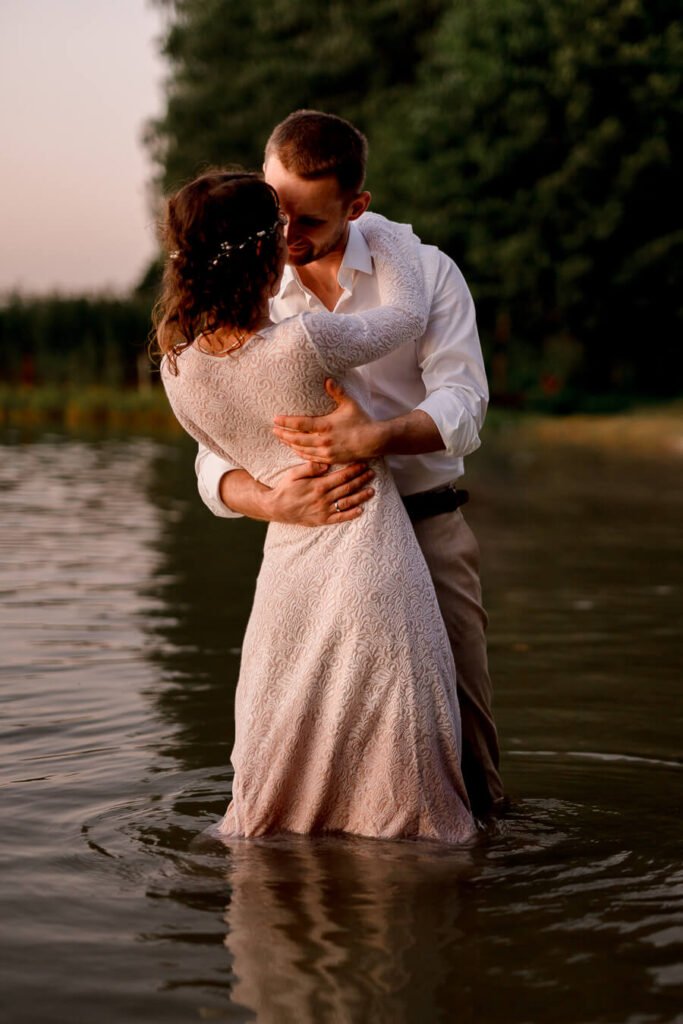 Sesja ślubna plenerowa nad jeziorem Białym