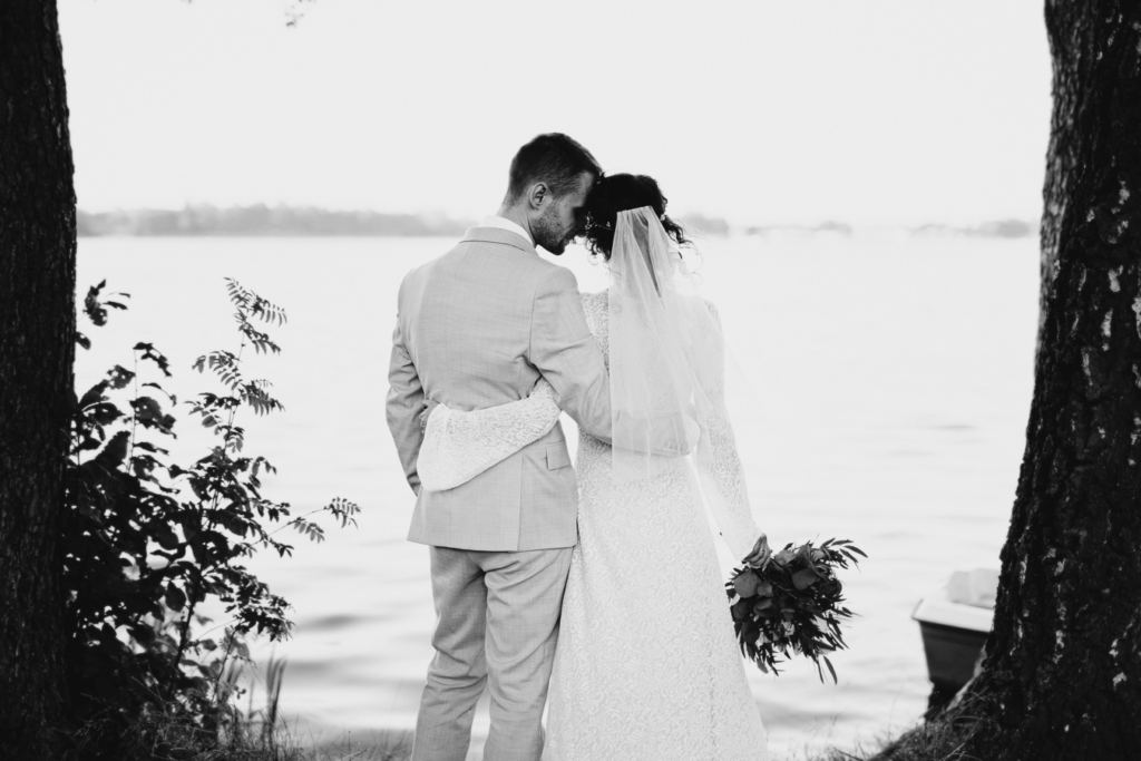 Sesja ślubna plenerowa nad jeziorem Białym